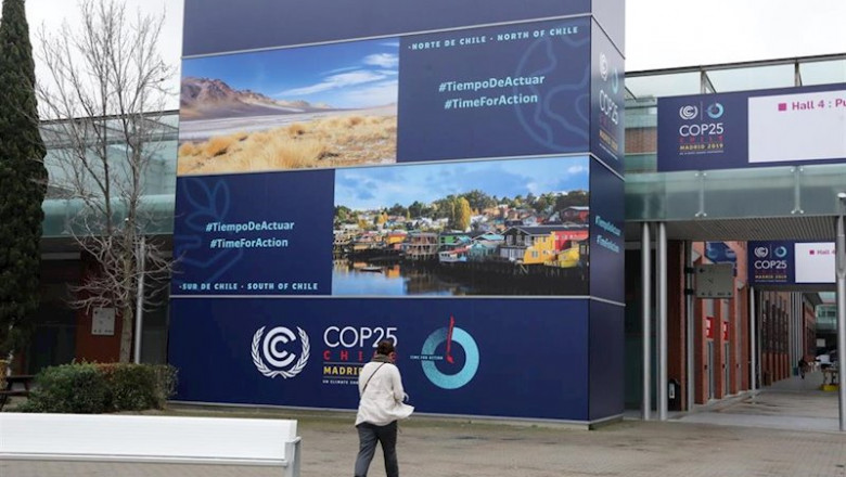 Una mujer se dirige a la entrada de uno de los pabellones, en la Cumbre del Clima (COP25) en Ifema, Madrid (España), a 12 de diciembre de 2019. | Jesús Hellín - Europa Press ep una mujer se dirige a la entrada de uno de los pabellones en la cumbre del clima cop25 en ifema