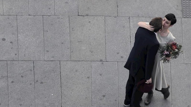 ep una pareja es fotografiada en pleno aluvion de bodas canceladas en madrid por el avance del