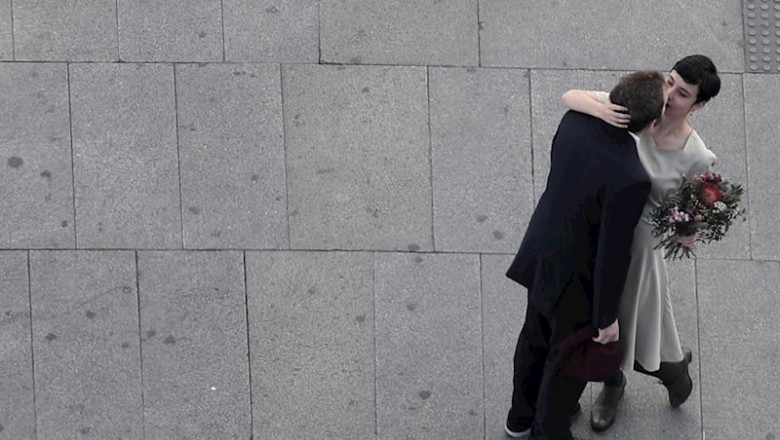 ep una pareja es fotografiada en pleno aluvion de bodas canceladas en madrid por el avance del ep una pareja es fotografiada en pleno aluvion de bodas canceladas en madrid por el avance del