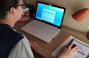 ep una profesora de primaria en cordoba teletrabaja en su domicilio con su portatil