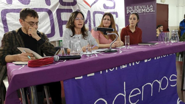 ep uno de los fundadores de podemos juan carlos monedero junto con las miembros del partido maria