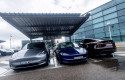 ep varios coches tesla en un concesionario