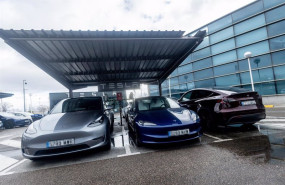 ep varios coches tesla en un concesionario ep varios coches tesla en un concesionario