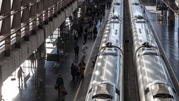 ep viajeros cogen su tren en la estacion de madrid puerta de atocha almudena grandes a 17 de febrero