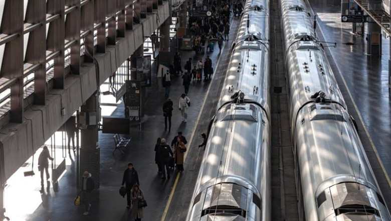 ep viajeros cogen su tren en la estacion de madrid puerta de atocha almudena grandes a 17 de febrero ep viajeros cogen su tren en la estacion de madrid puerta de atocha almudena grandes a 17 de febrero