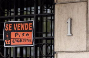 ep vista de un cartel de se vende en un portal de un edificio