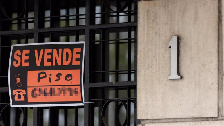Vista de un cartel de 'Se vende' en un portal de un edificio. | Eduardo Parra - Europa Press ep vista de un cartel de se vende en un portal de un edificio