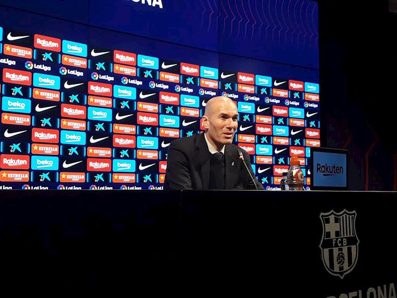 ep zinedine zidane en la sala de prensa del camp nou