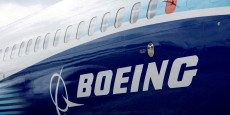 le logo boeing est visible sur le cote d un boeing 737 max 20240925075313 