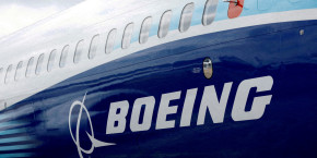 le logo boeing est visible sur le cote d un boeing 737 max 20240925075313 