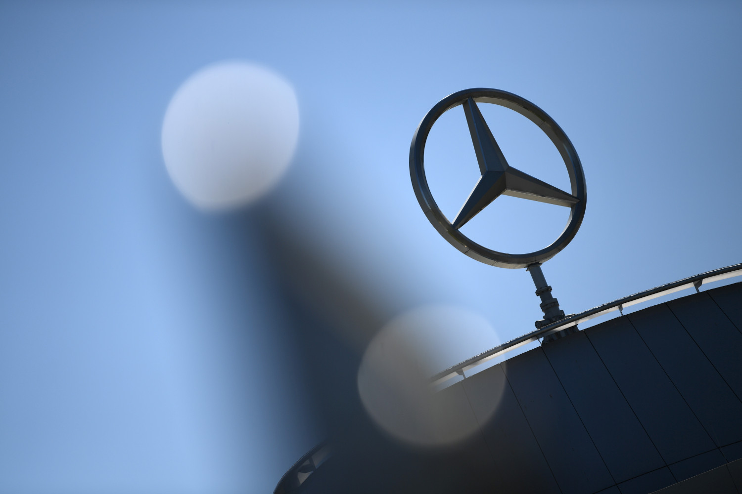 mercedes benz benefice en hausse au 1er trimestre mais perspectives annuelles incertaines 