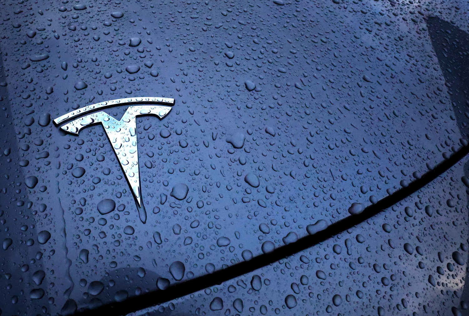 un vehicule electrique tesla a drogenbos en belgique 