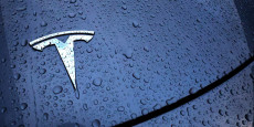 un vehicule electrique tesla a drogenbos en belgique 