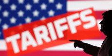 une illustration montre une maquette miniature imprimee en 3d representant le president des etats unis donald trump avec le drapeau americain et le mot tariffs droits de douane 20250731080138 une illustration montre une maquette miniature imprimee en 3d representant le president des etats unis donald trump avec le drapeau americain et le mot tariffs droits de douane 20250731080138