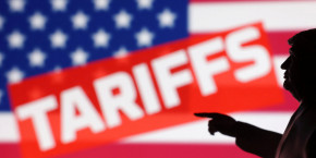 une illustration montre une maquette miniature imprimee en 3d representant le president des etats unis donald trump avec le drapeau americain et le mot tariffs droits de douane 20250731080138 