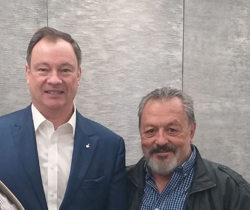 1576588190 compartiendo una conferencia con charles m duke piloto del m dulo lunar del apollo xvi y d cimo hombre en pisar la luna autor del ep logo del libro