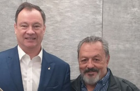 1576588190 compartiendo una conferencia con charles m duke piloto del m dulo lunar del apollo xvi y d cimo hombre en pisar la luna autor del ep logo del libro