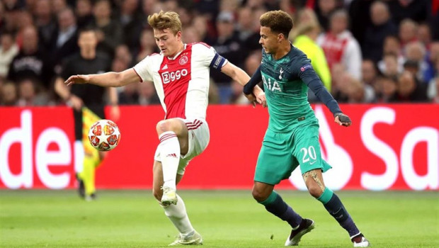 ep 08 may 2019 netherlands amsterdam ajaxs matthijsligt l and tottenham hotspurs delebattle for the ball during the uefa champions league semifinal second leg soccer match between afc ajax and tottenham hotspur at the johan cruijff arena ph