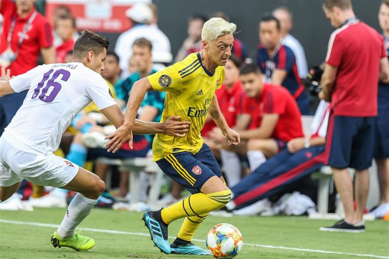 20 July 2019, US, Charlotte: Arsenal's Mesut Ozil (R) and Fiorentina's David Hancko battle for the ball during the 2019 International Champions Cup soccer match between Arsenal and Fiorentina at Bank of America Stadium. Photo: Jason Walle/ZUMA Wire/dpa | Jason Walle/ZUMA Wire/dpa ep 20 july 2019 us charlotte arsenals mesut ozil r and fiorentinas david hancko battle for the ball during the 2019 international champions cup soccer match between arsenal and fiorentina at bank of america stadium photo jason wallezuma wiredpa