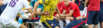 ep 20 july 2019 us charlotte arsenals mesut ozil r and fiorentinas david hancko battle for the ball during the 2019 international champions cup soccer match between arsenal and fiorentina at bank of america stadium photo jason wallezuma wiredpa
