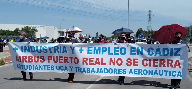 ep alumnos y trabajadores de airbus puerto real se manifiestan contra el posible cierre de la planta