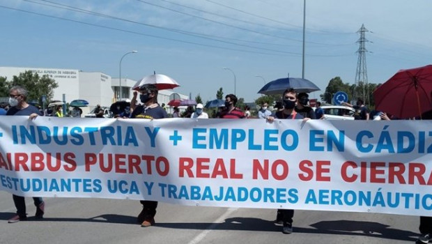 ep alumnos y trabajadores de airbus puerto real se manifiestan contra el posible cierre de la planta