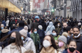 ep archivo   decenas de personas en la calle preciados de madrid