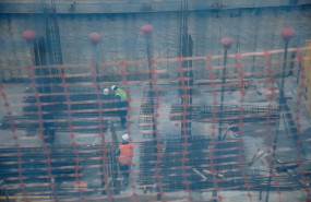 ep archivo   dos obreros trabajando en el forjado de un edificio en vallecas a 23 de marzo de 2022