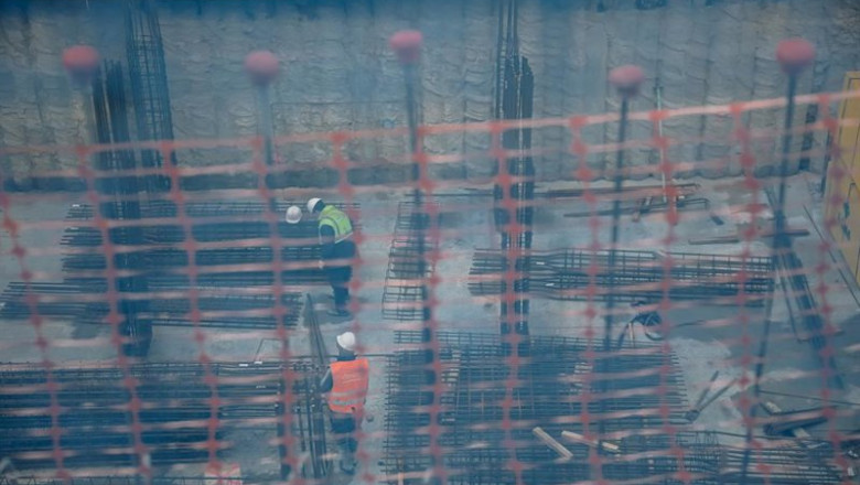 ep archivo   dos obreros trabajando en el forjado de un edificio en vallecas a 23 de marzo de 2022