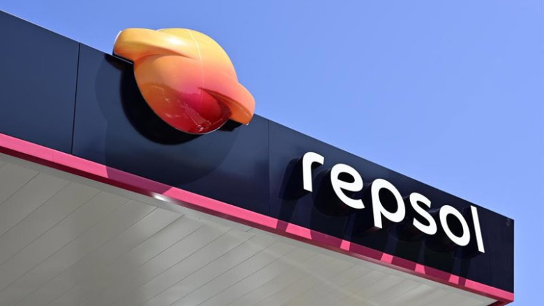 Archivo - Nuevo logo en la Estación de servicio de Repsol | REPSOL - Archivo ep archivo nuevo logo en la estacion de servicio de repsol