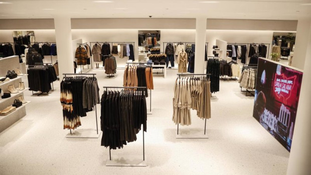 ep archivo   ropa expuesta en la nueva macrotienda de zara en el boulevard austria de valencia