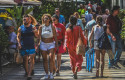 ep archivo   turistas camino a la playa a 10 de agosto de 2025 en santander cantabria espana