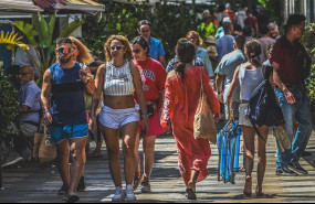 ep archivo   turistas camino a la playa a 10 de agosto de 2025 en santander cantabria espana