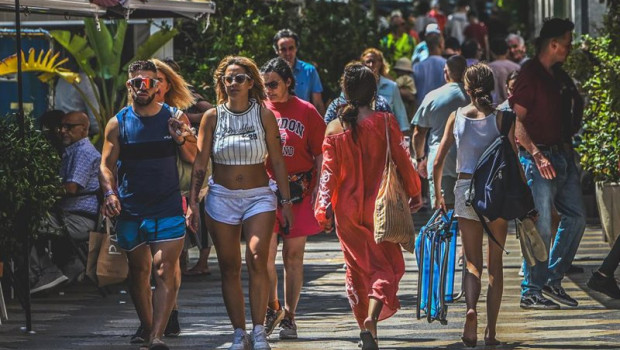 ep archivo   turistas camino a la playa a 10 de agosto de 2025 en santander cantabria espana