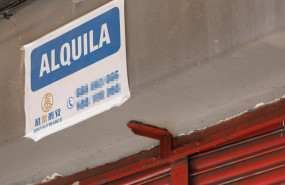 ep archivo   un cartel de se alquila en un edificio de madrid