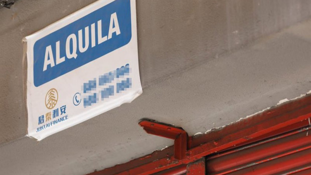 ep archivo   un cartel de se alquila en un edificio de madrid