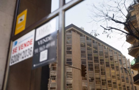 ep archivo   un cartel de se vende en un portal de un edificio de viviendas en madrid