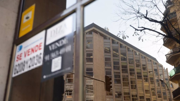 ep archivo un cartel de se vende en un portal de un edificio de viviendas en madrid ep archivo un cartel de se vende en un portal de un edificio de viviendas en madrid