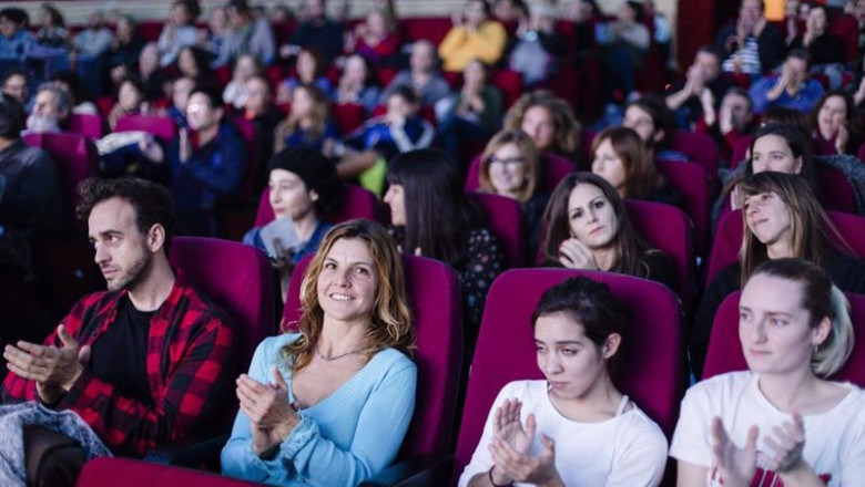 Archivo - Un grupo de personas en una sala de cine. | DIPUTACIÓN DE ALMERÍA - Archivo ep archivo un grupo de personas en una sala de cine