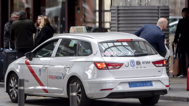 ep archivo   un hombre baja de un taxi en el exterior de la estacion puerta de atocha almudena