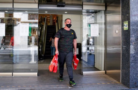 ep archivo   un hombre sale con varias bolsas de un establecimiento de la capital en plenas rebajas
