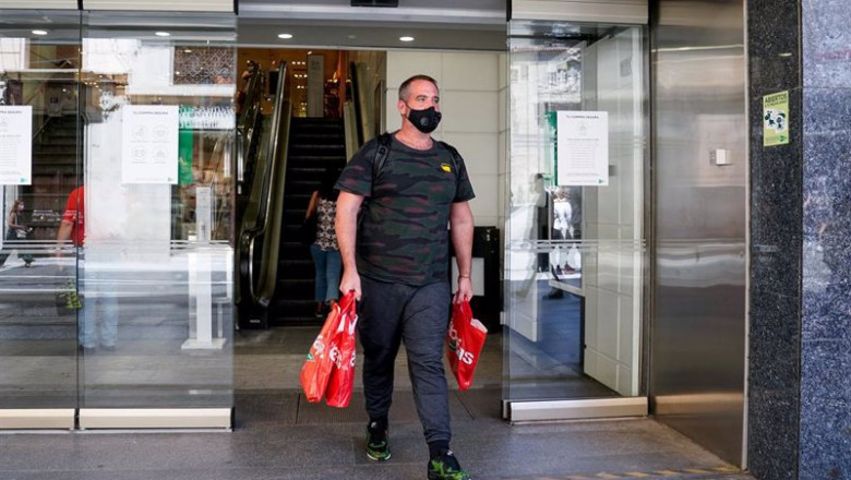 Archivo - Un hombre sale con varias bolsas de un establecimiento de la capital en plenas rebajas de verano | A. Pérez Meca - Europa Press - Archivo ep archivo un hombre sale con varias bolsas de un establecimiento de la capital en plenas rebajas