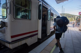 ep archivo   un joven con mochila subiendo a un tren