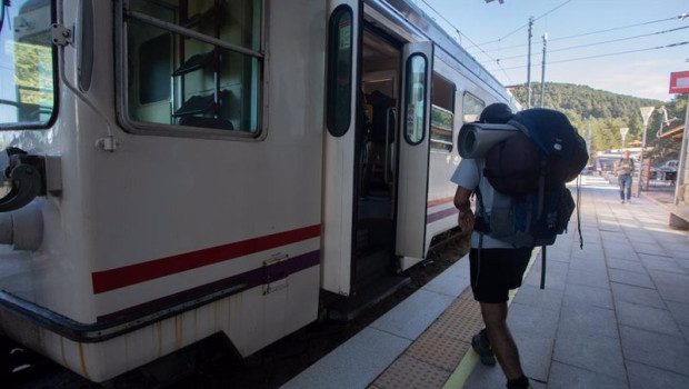 ep archivo   un joven con mochila subiendo a un tren