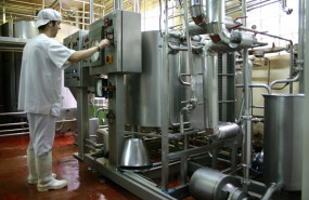 ep archivo   un trabajador en una fabrica