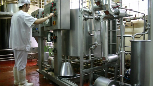 ep archivo   un trabajador en una fabrica