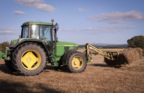 ep archivo   un tractor en el campo