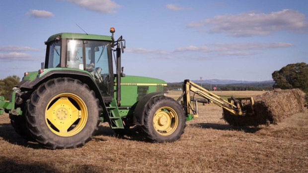 ep archivo   un tractor en el campo