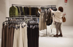 ep archivo   una mujer ve la ropa en una macrotienda de zara en el boulevard austria de valncia