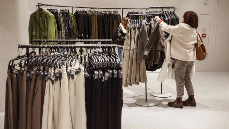 ep archivo una mujer ve la ropa en una macrotienda de zara en el boulevard austria de valncia ep archivo una mujer ve la ropa en una macrotienda de zara en el boulevard austria de valncia